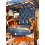 A button back swivel office chair