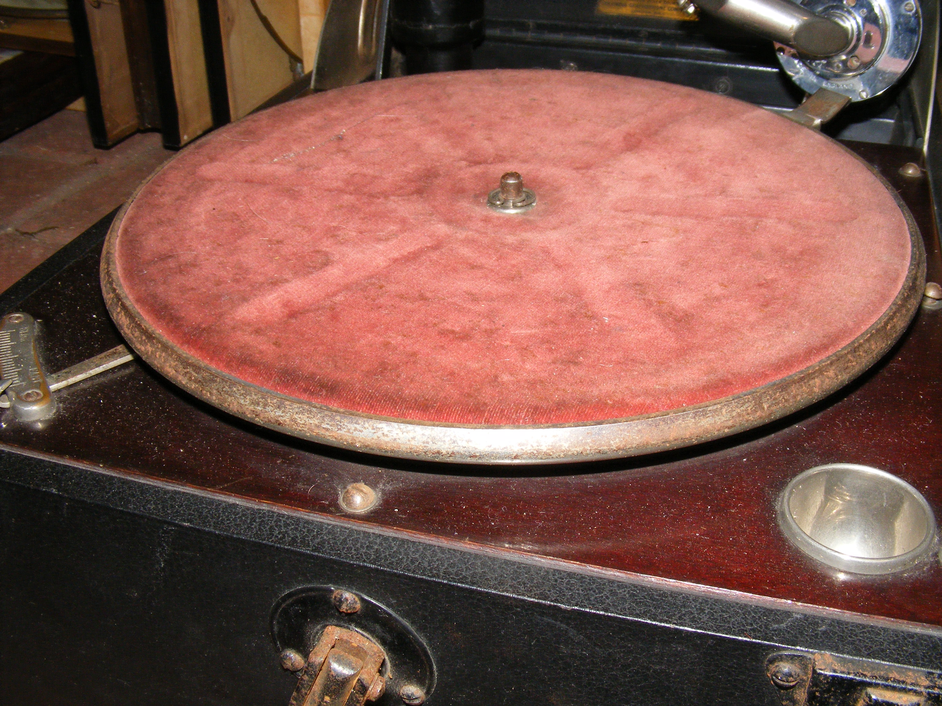 Two vintage Columbia portable wind up gramophones - Image 13 of 13