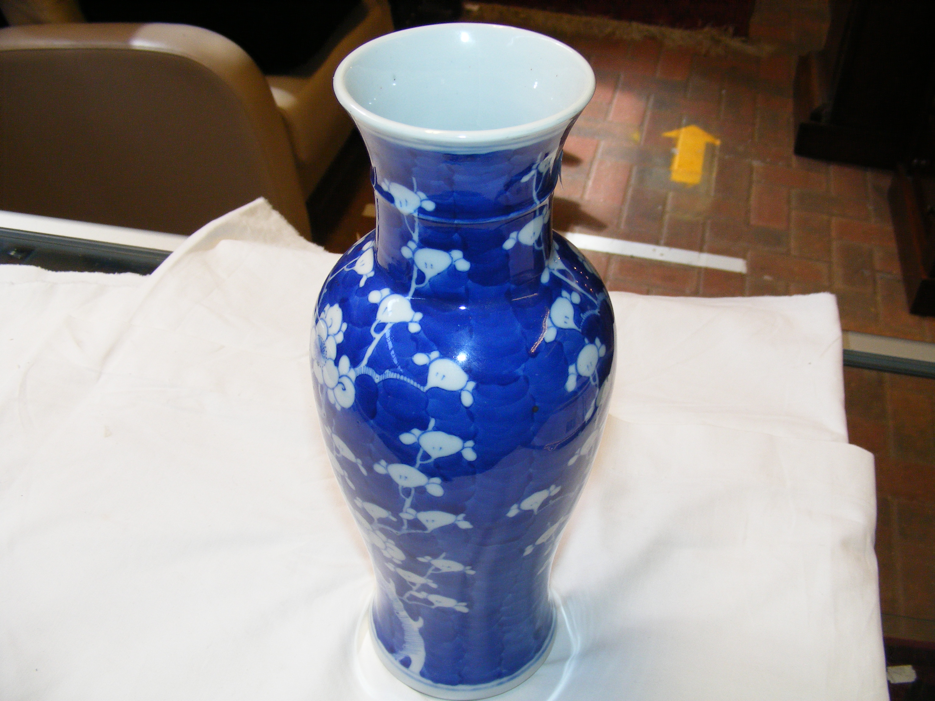 A pair of Chinese baluster vases with floral decor - Image 12 of 14