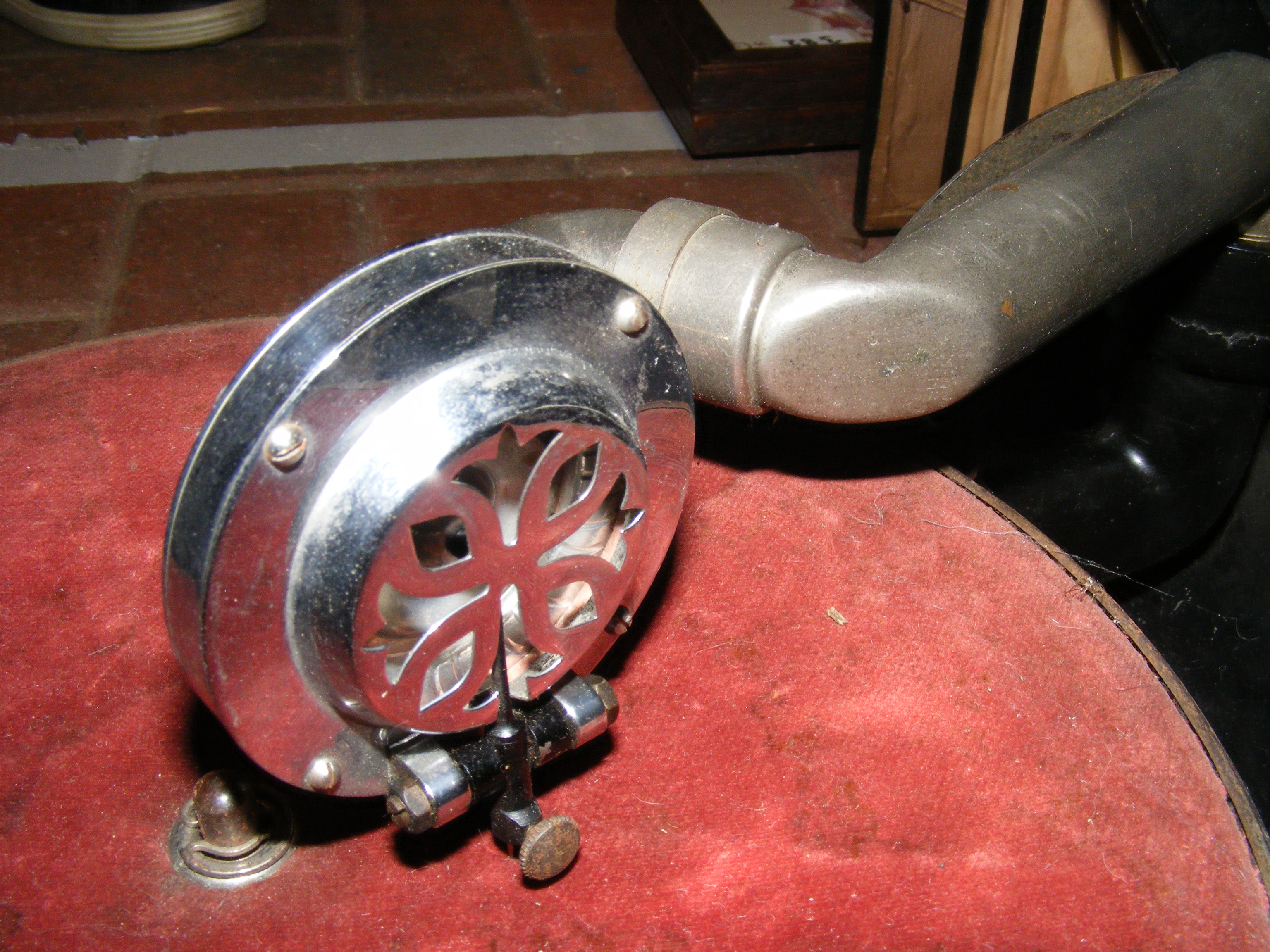 Two vintage Columbia portable wind up gramophones - Image 12 of 13