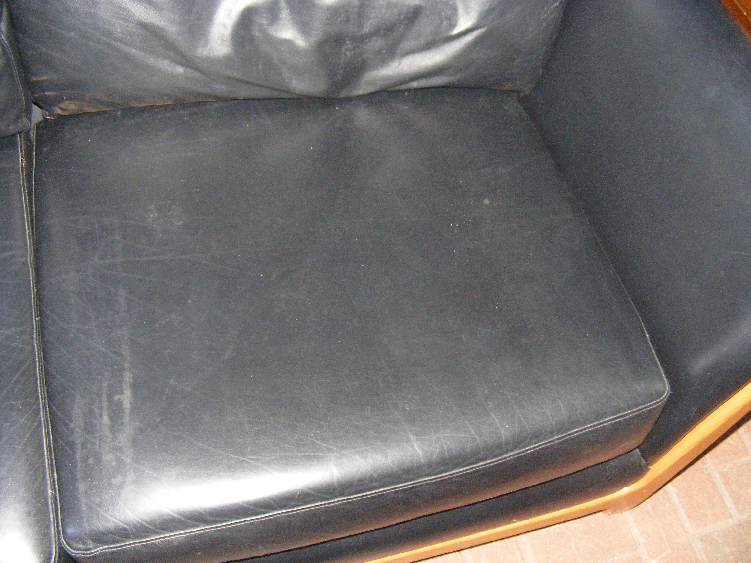 An Ercol black leather sofa with matching footstoo - Image 4 of 12
