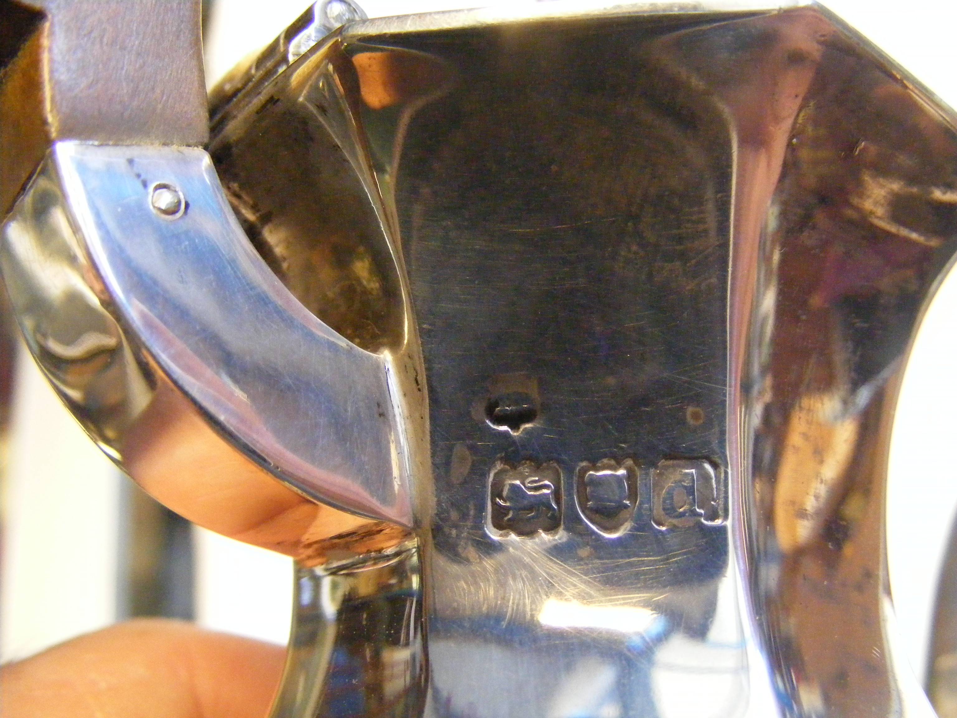 A 21cm high silver water jug with London hallmark - Bild 3 aus 4