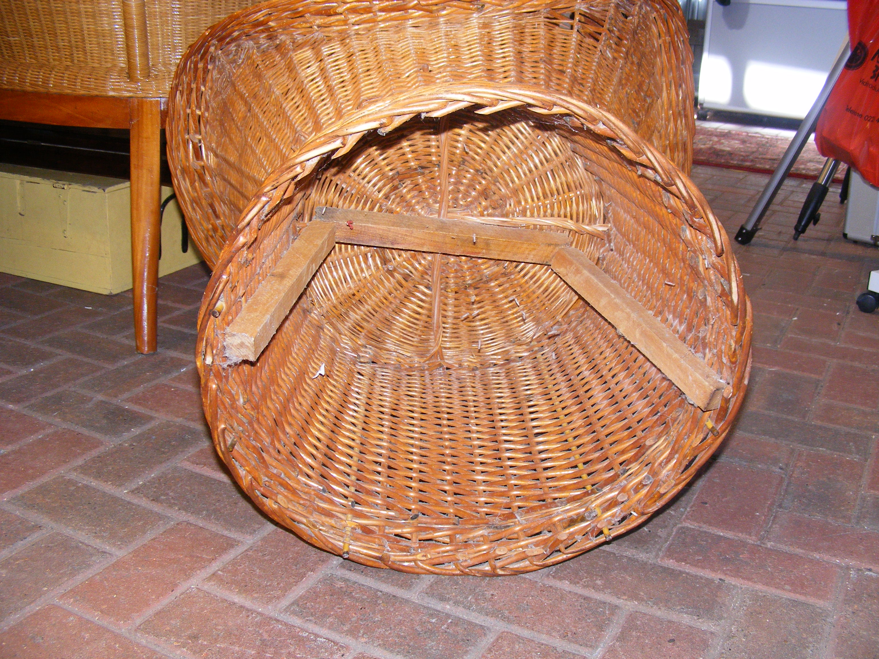 Two vintage rattan high back basket chairs - Image 4 of 9