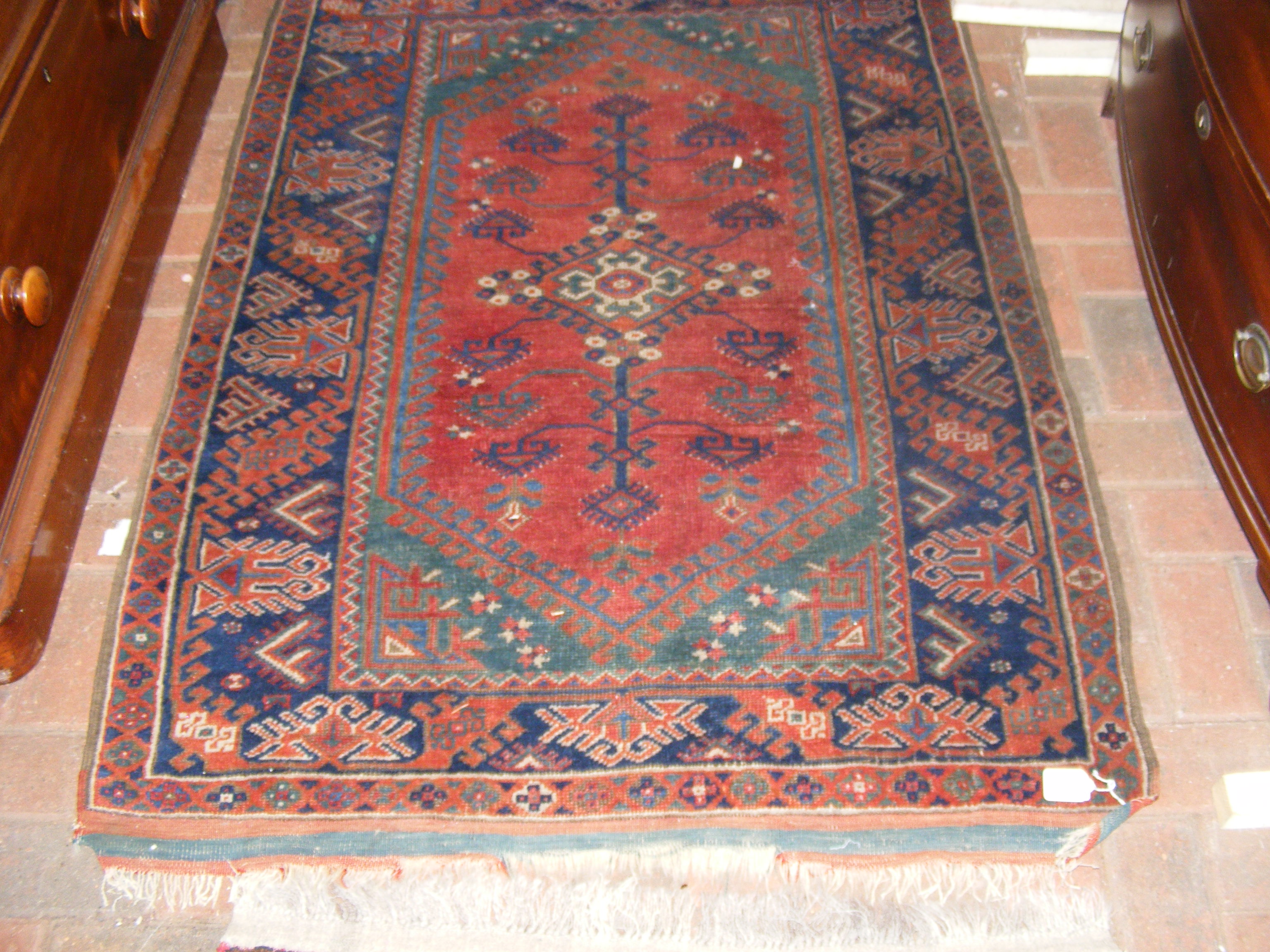 A Middle Eastern rug with geometric border - 150cm - Image 2 of 8