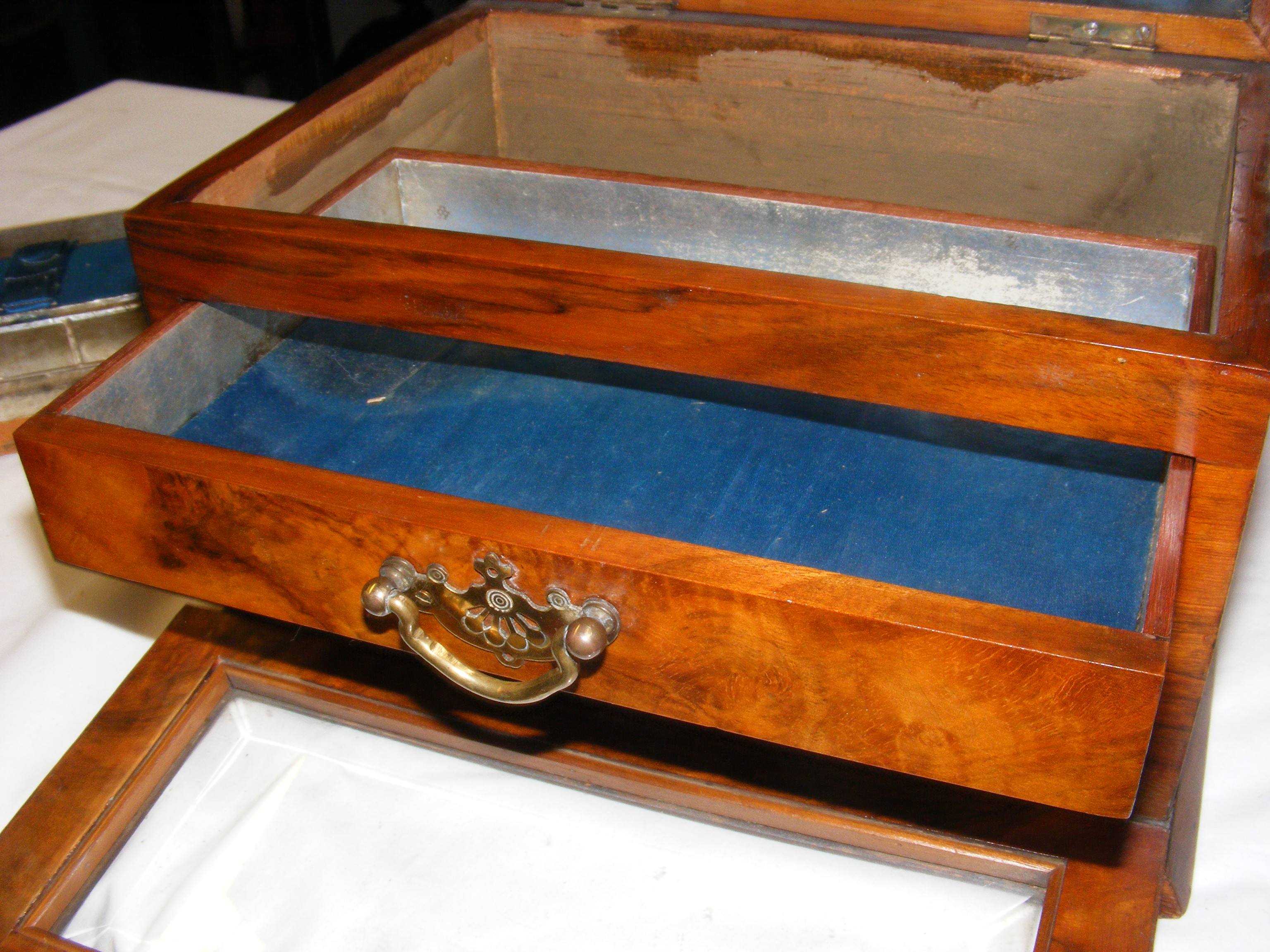 A jewellery box with glass front, together with wr - Image 35 of 36