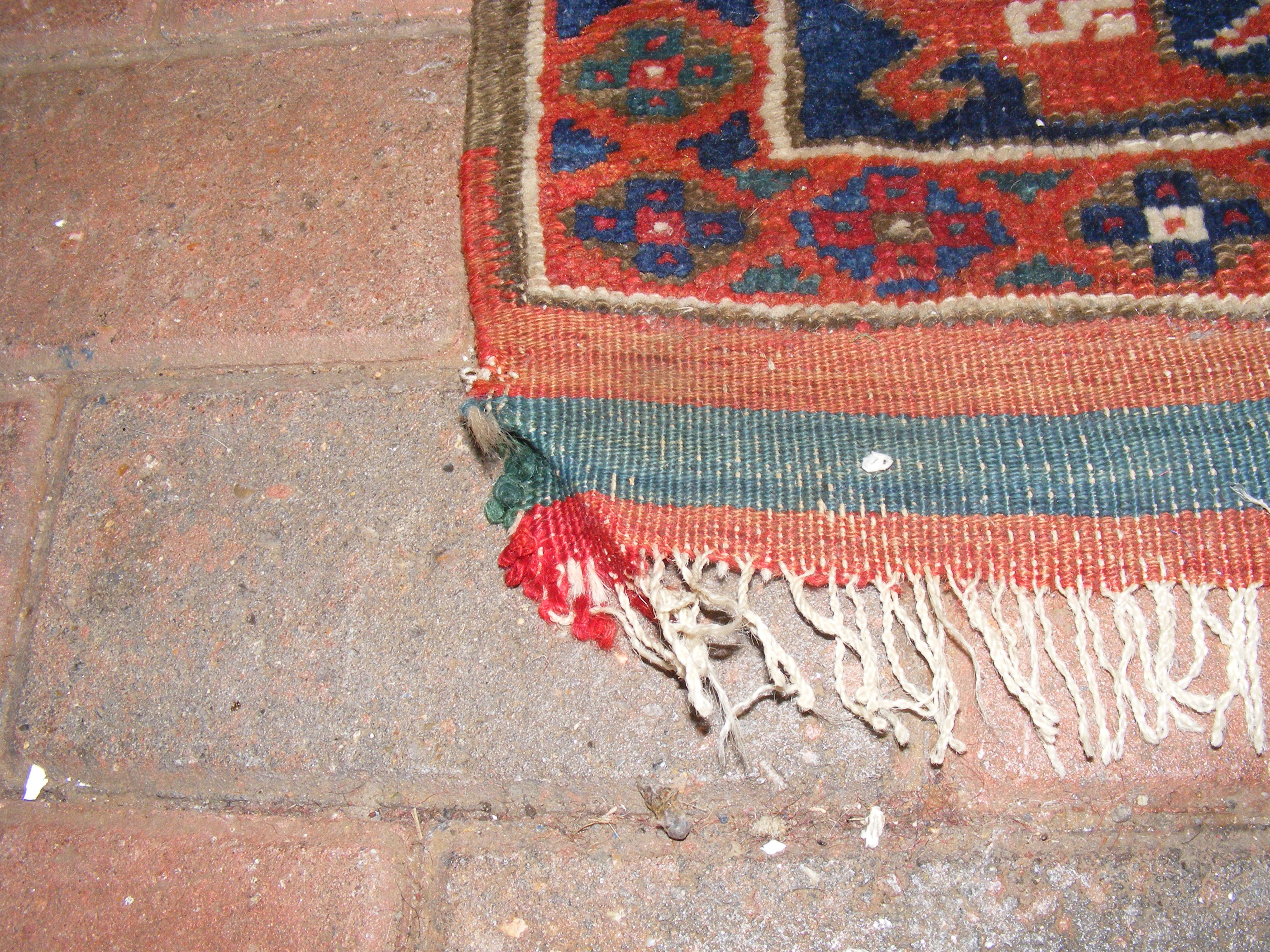 A Middle Eastern rug with geometric border - 150cm - Image 3 of 8