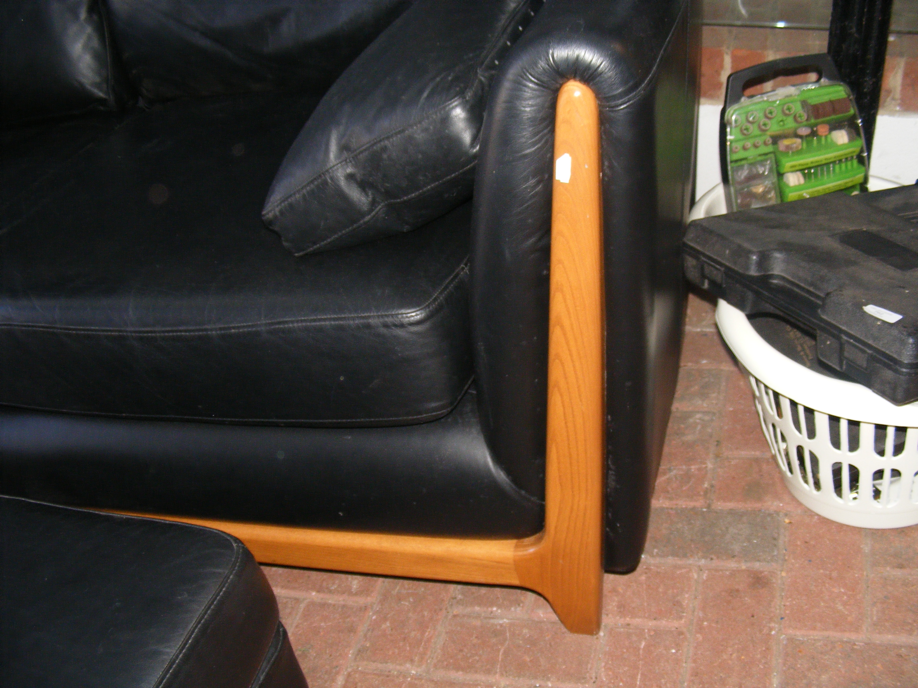 An Ercol black leather sofa with matching footstoo - Bild 9 aus 12
