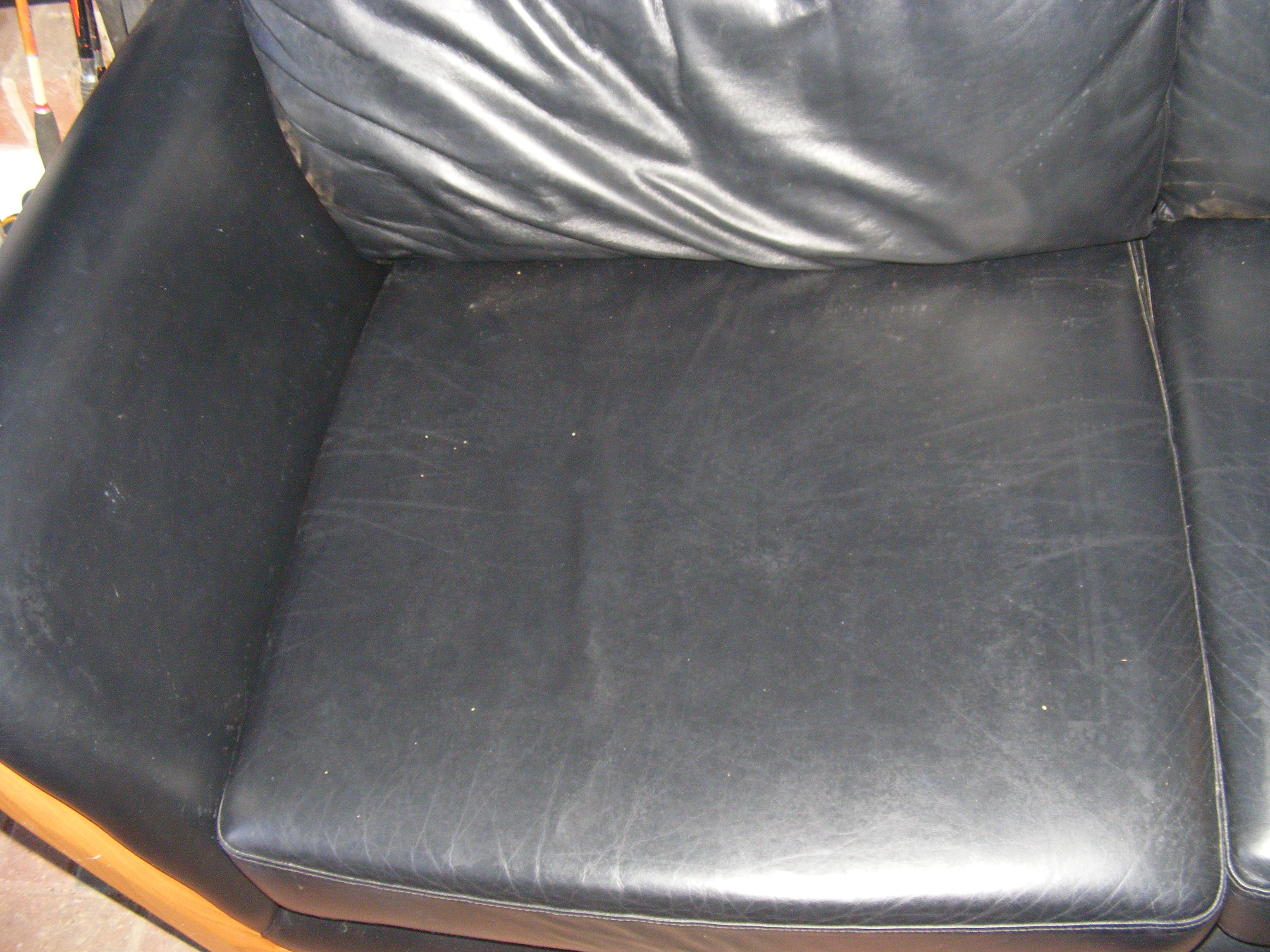 An Ercol black leather sofa with matching footstoo - Bild 3 aus 12