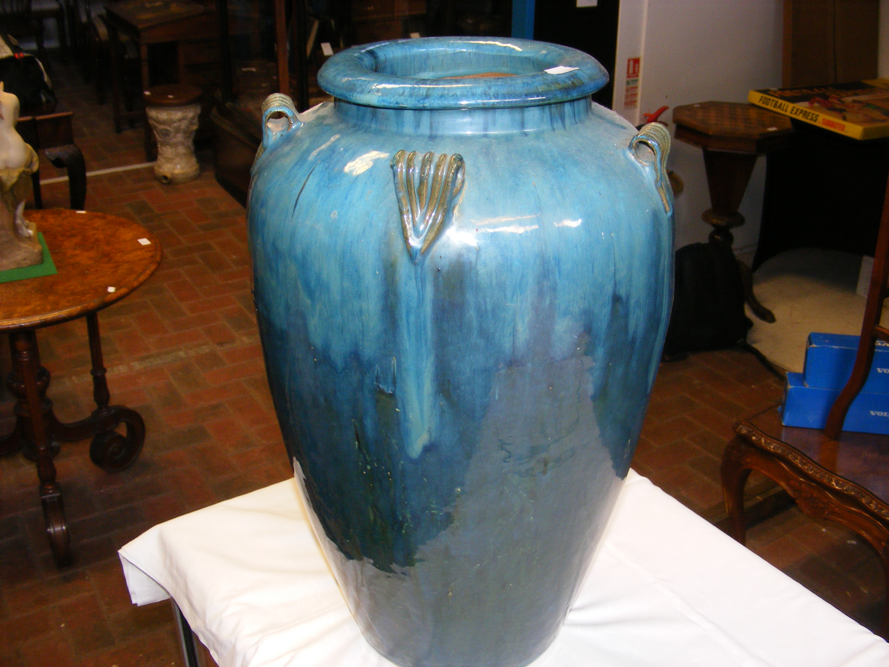 An attractive 52cm high blue glazed floor vase - Bild 4 aus 4