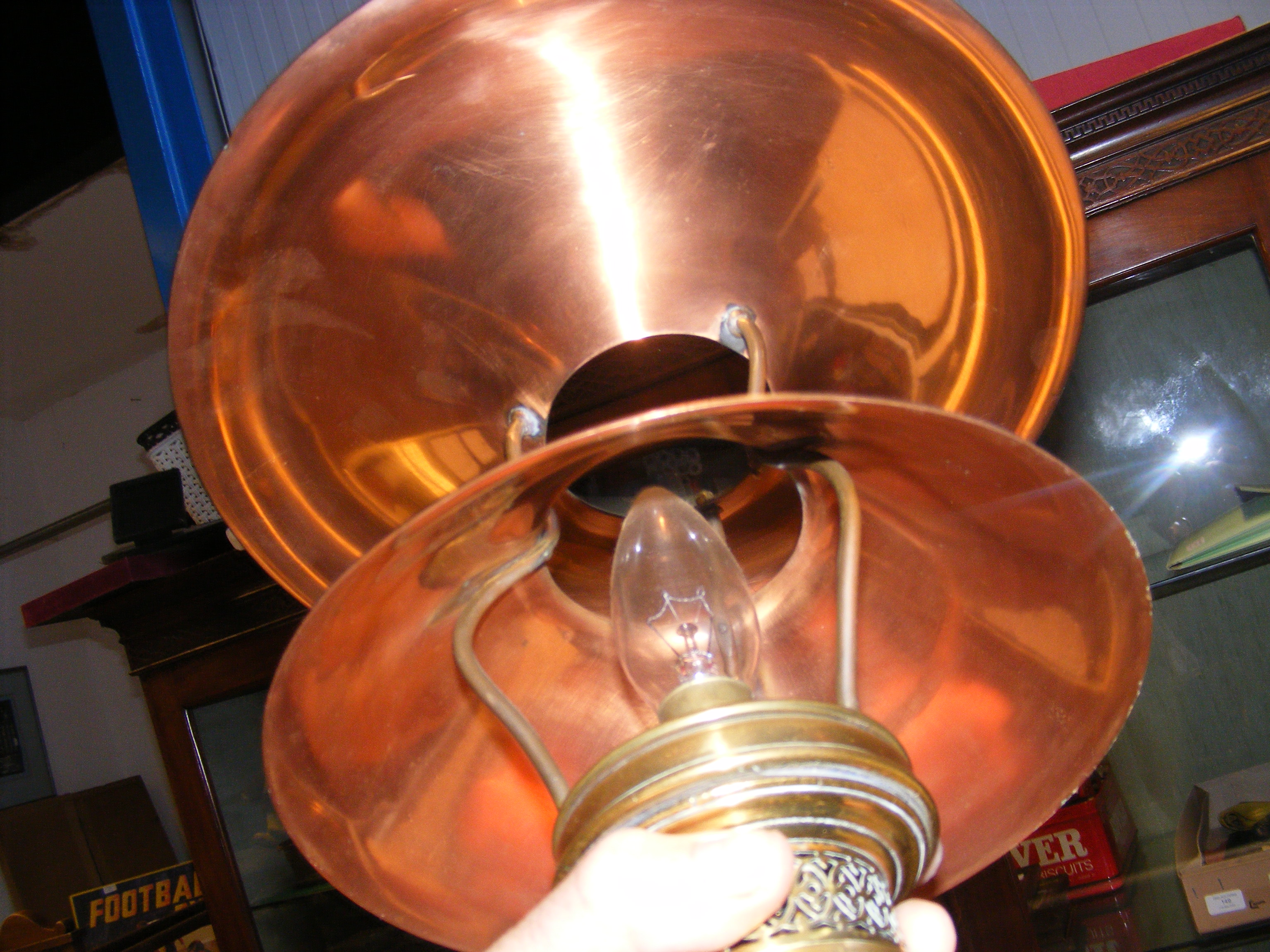 A converted brass and copper lamp, together with a - Bild 9 aus 10