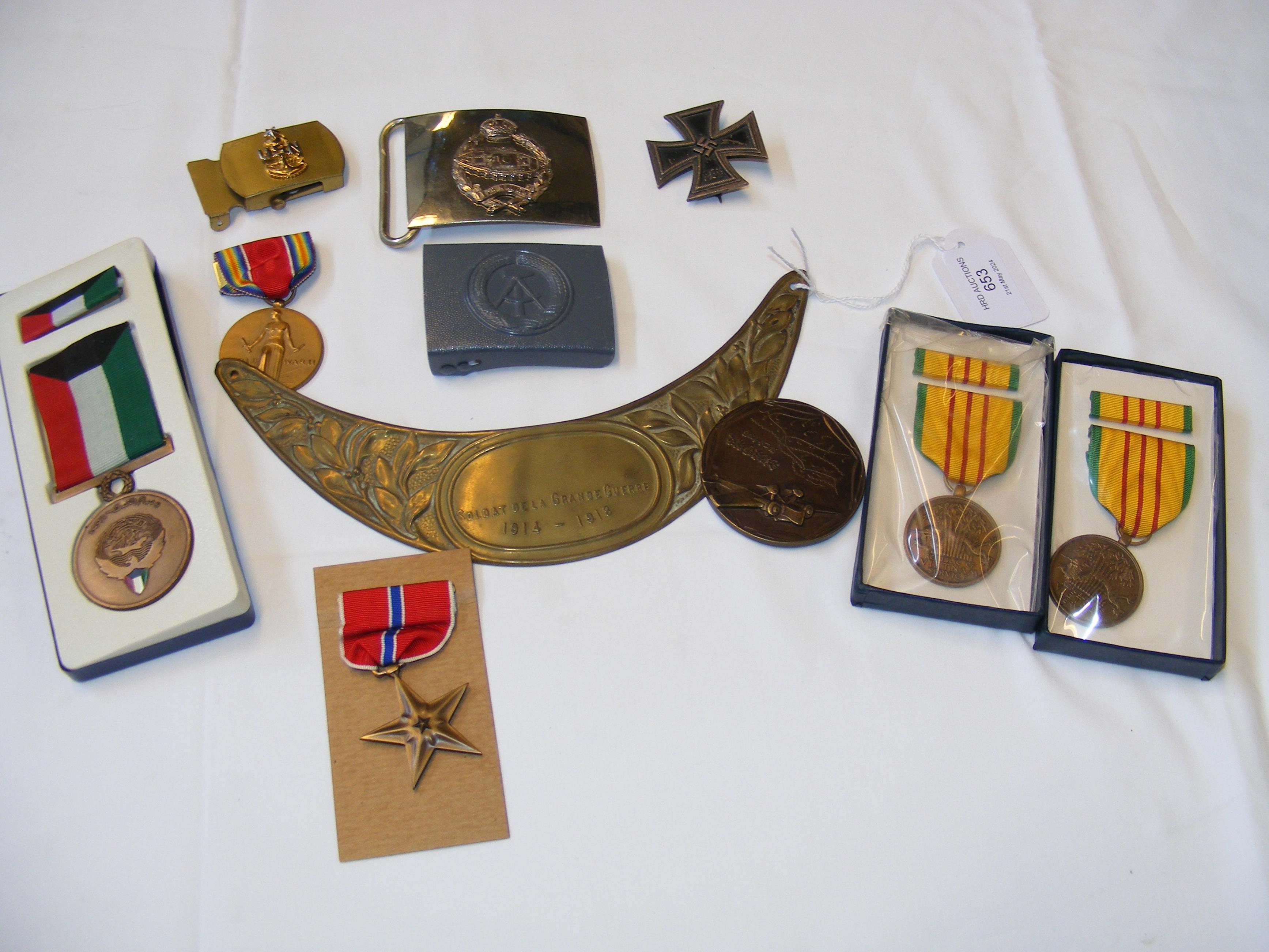 Military belt buckles, World War medal