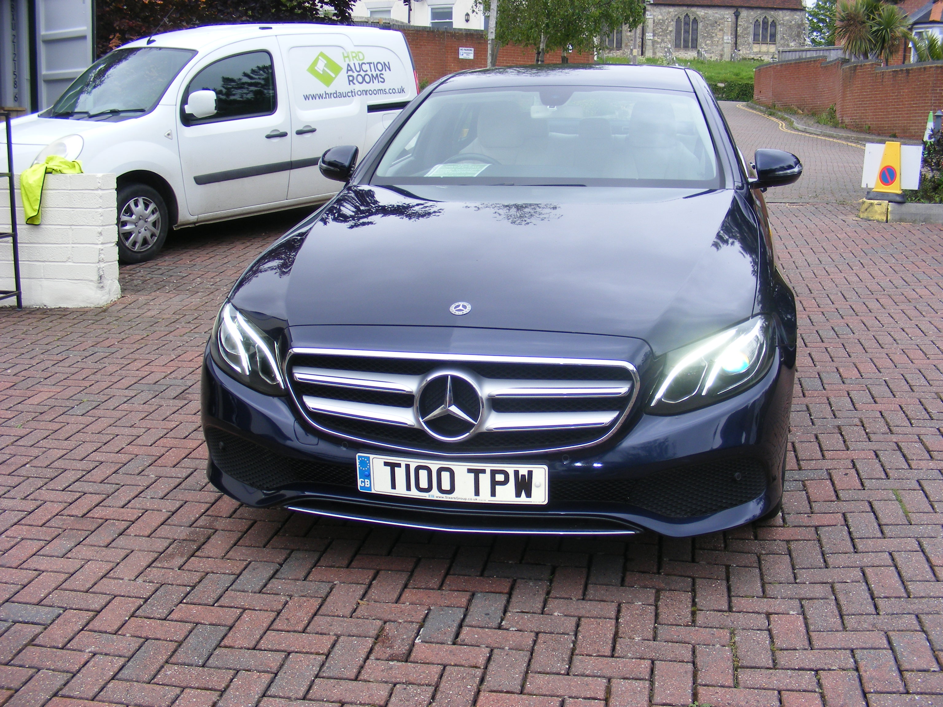 FROM A DECEASED'S ESTATE - Mercedes-Benz E 220 D S - Image 18 of 44
