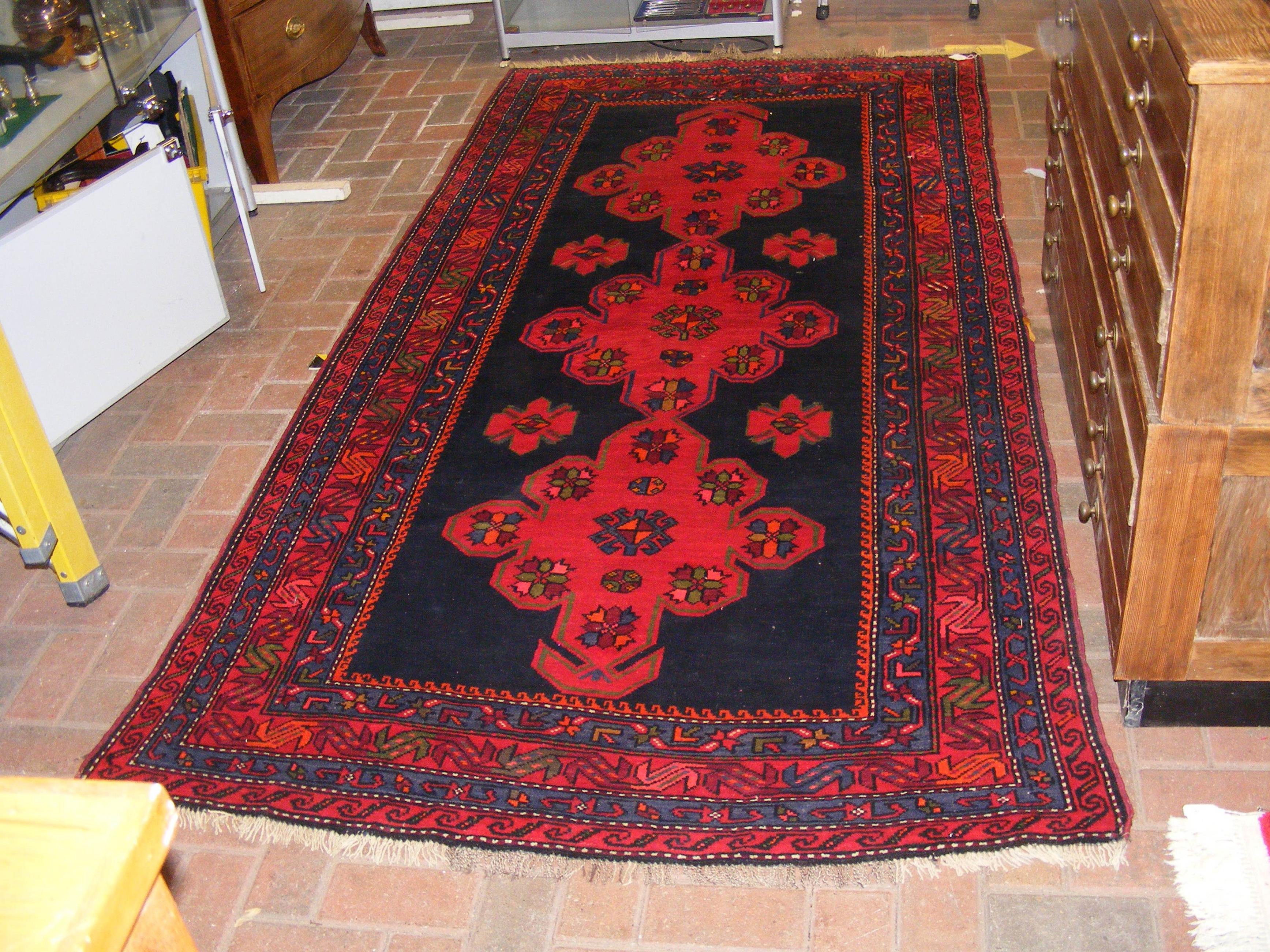 A Middle Eastern rug with geometric border - 260cm