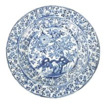 A CHINESE KANGXI PERIOD BLUE AND WHITE PORCELAIN CHARGER