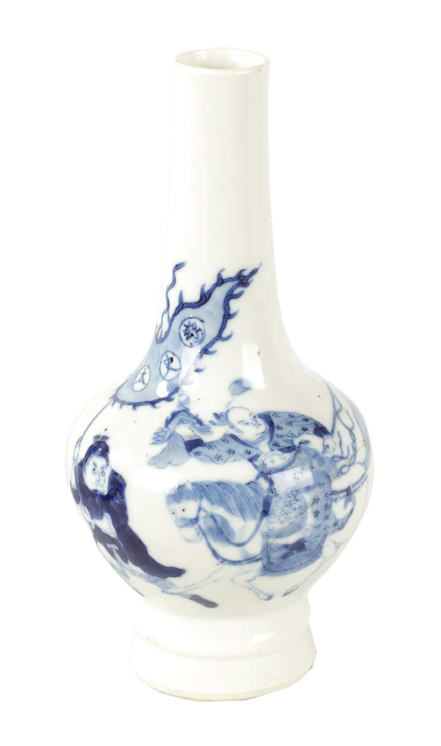 A GOOD 18TH CENTURY CHINESE BLUE AND WHITE BOTLE VASE