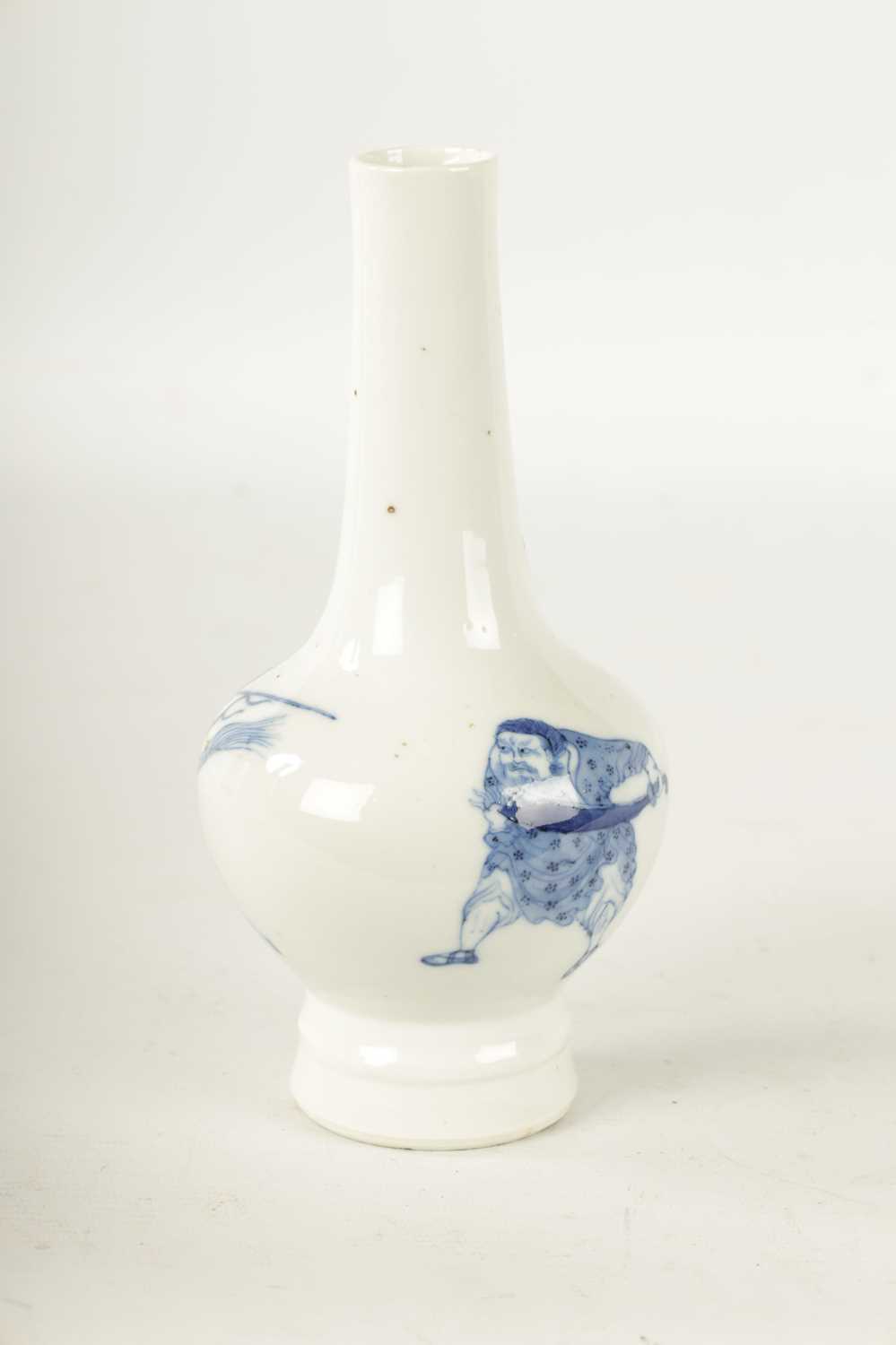 A GOOD 18TH CENTURY CHINESE BLUE AND WHITE BOTLE VASE - Image 5 of 6