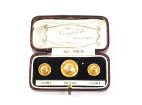 A BOXED SET OF THREE 9CT GOLD GENTLEMAN’S DRESS STUDS