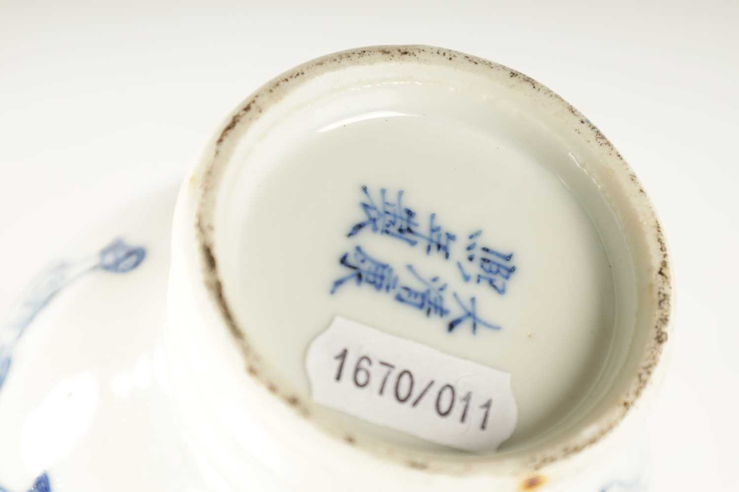 A GOOD 18TH CENTURY CHINESE BLUE AND WHITE BOTLE VASE - Image 6 of 6
