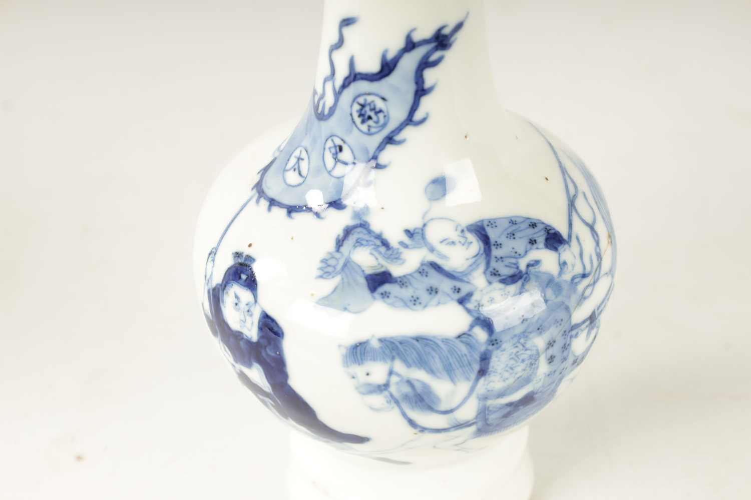 A GOOD 18TH CENTURY CHINESE BLUE AND WHITE BOTLE VASE - Image 4 of 6