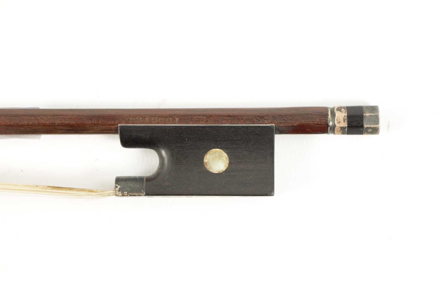 AN ANTIQUE VIOLIN BOW SIGNED CARRODUS - Image 2 of 7