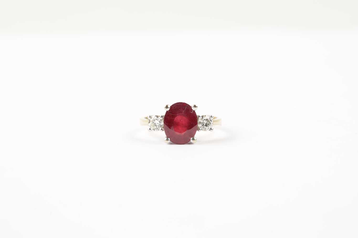 AN 18CT GOLD RUBY AND DIAMOND RING - Image 2 of 12