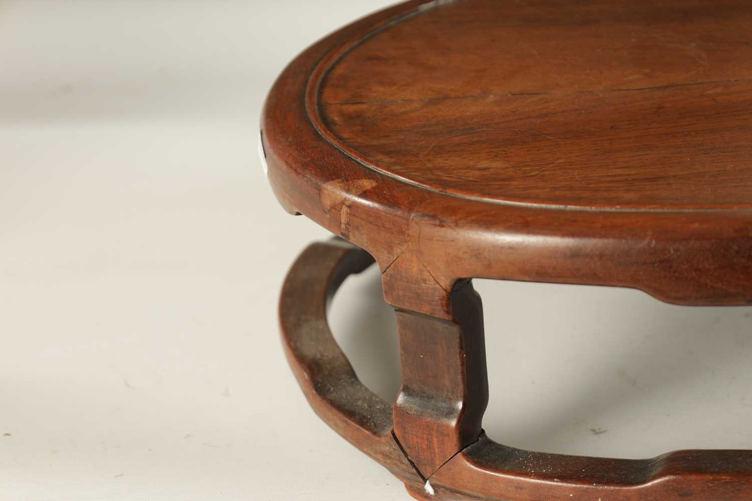 A 19TH CENTURY CHINESE HARDWOOD OVAL SHAPED JARDINIERE STAND - Image 4 of 7