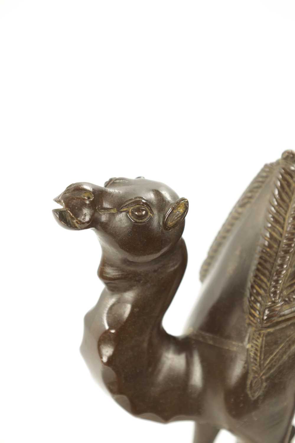 AN EARLY 20TH CENTURY BRONZE SCULPTURE OF A CAMEL - Image 3 of 8