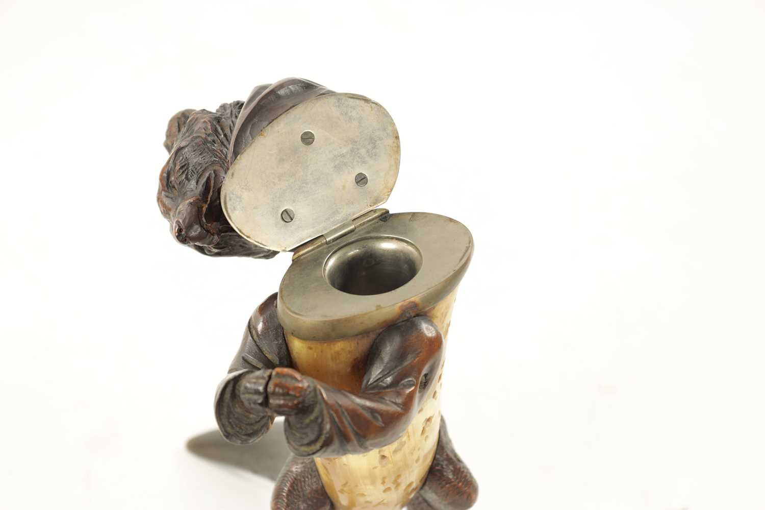 A 19TH CENTURY BLACK FORREST CARVED WOOD AND HORN INKWELL - Image 4 of 7