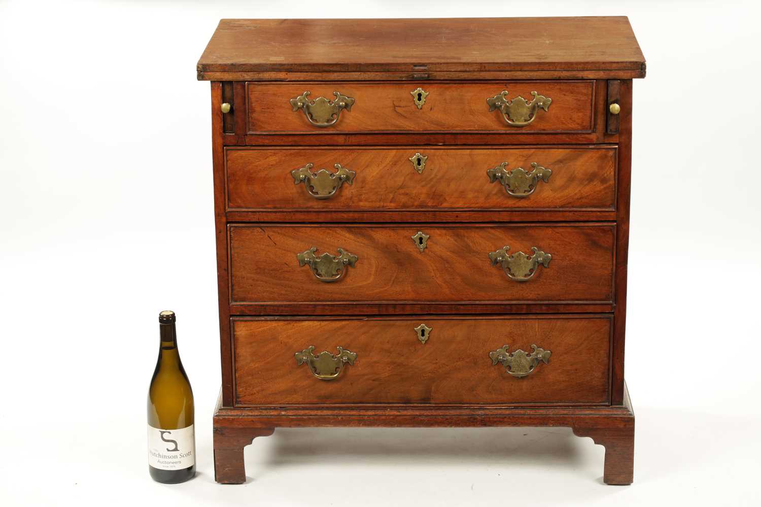 A SMALL GEROGE III FIGURED MAHOGANY BACHELORS CHEST - Image 2 of 14