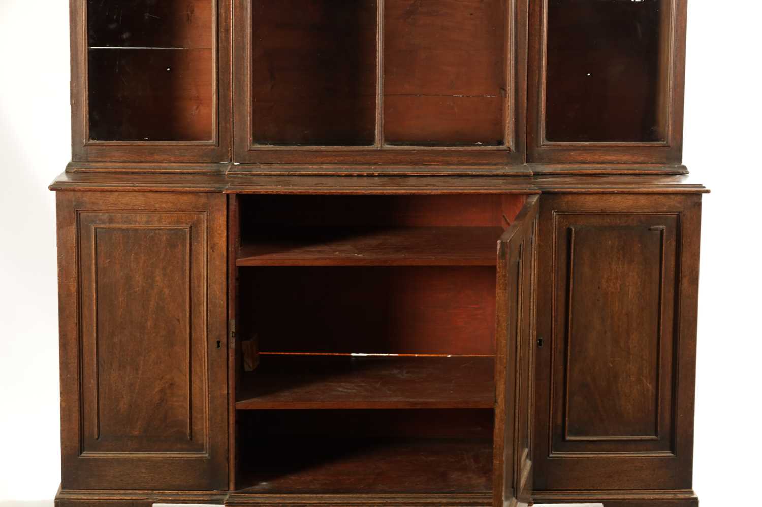 A RARE SMALL SIZED GEORGE II MAHOGANY BREAKFRONT LIBRARY BOOKCASE - Image 7 of 24