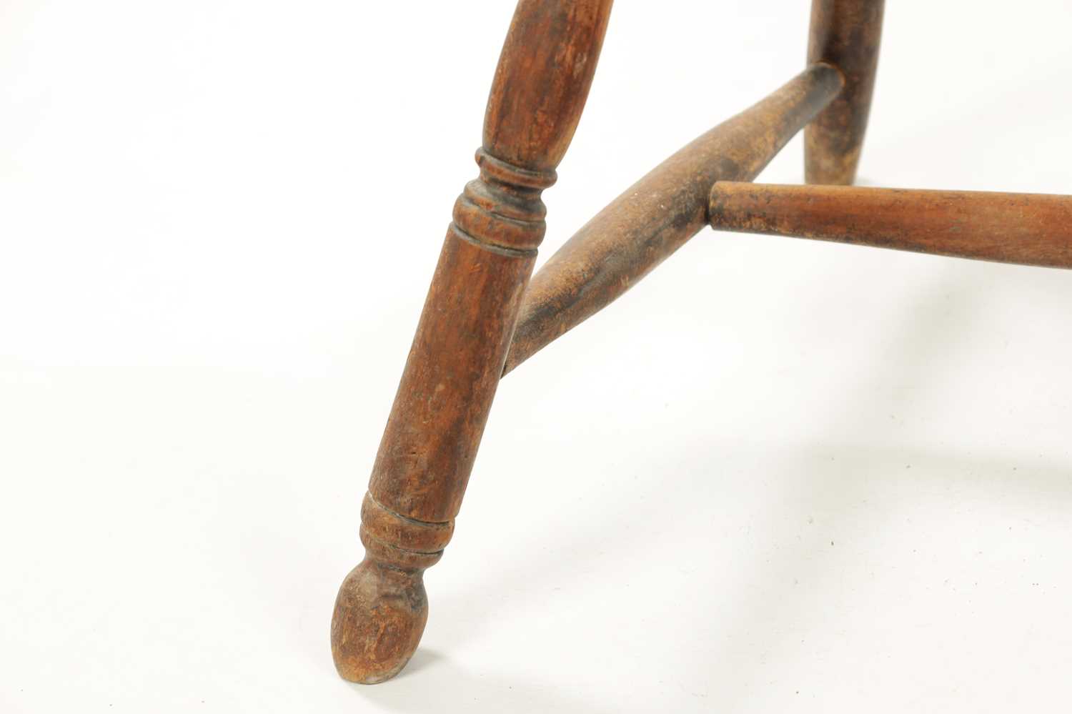 A 19TH CENTURY AMERICAN PRIMITIVE STICK BACK WINDSOR CHAIR - Image 6 of 10