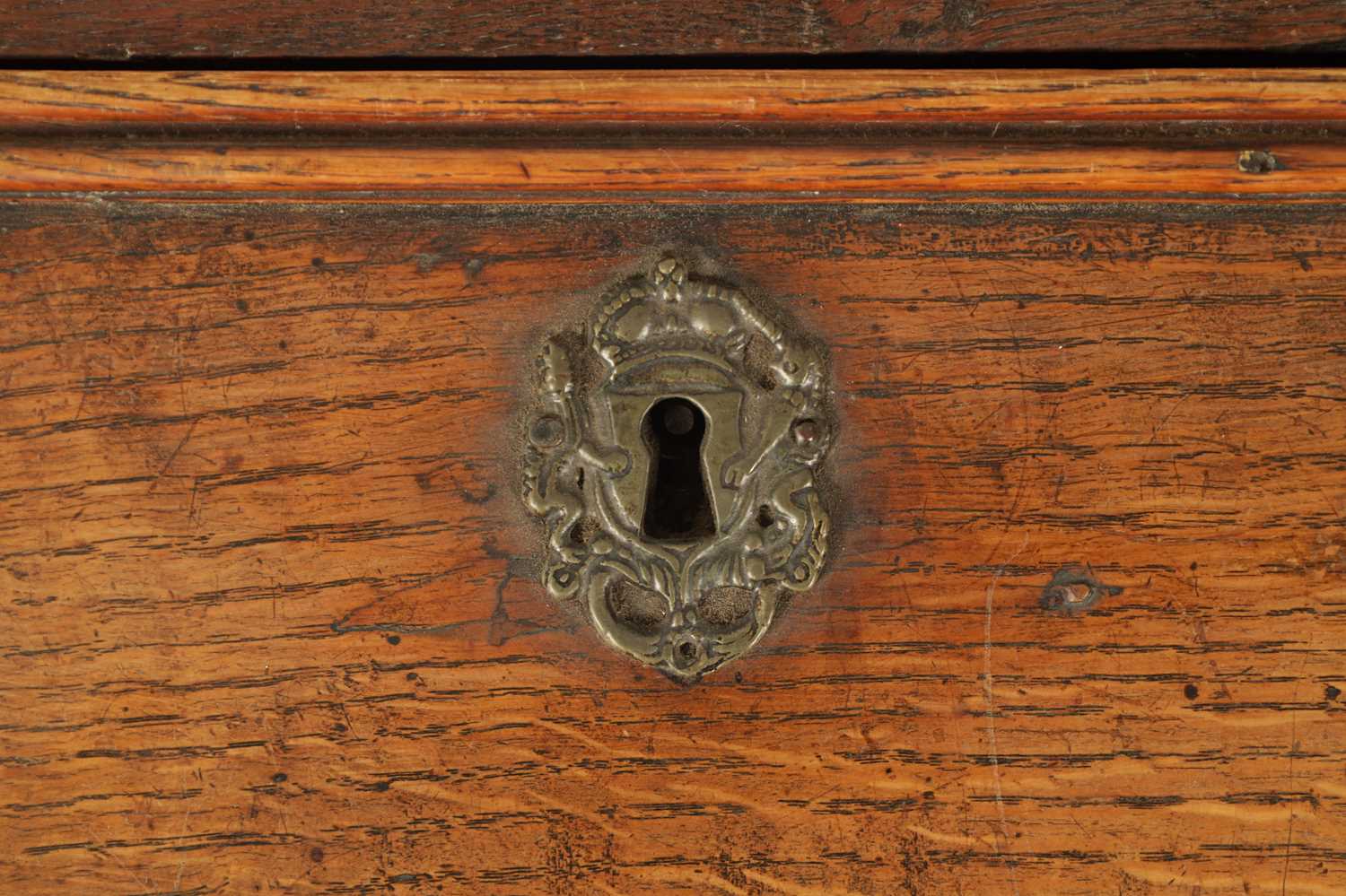 AN EARLY 18TH CENTURY FIGURED OAK COUNTRY MADE BUREAU - Image 4 of 11