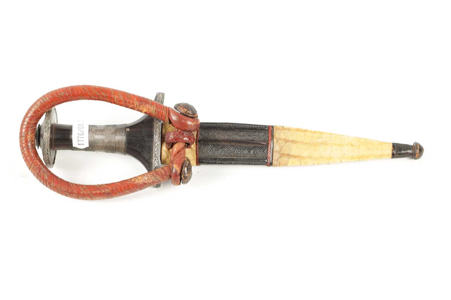 AN AFRICAN SUDANESE ARM DAGGER - Image 5 of 6