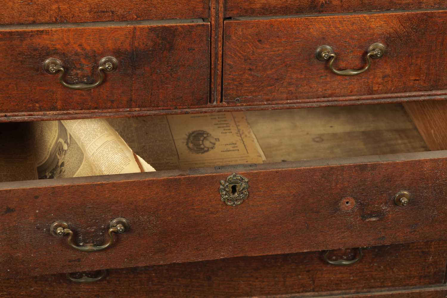 AN EARLY 18TH CENTURY FIGURED OAK COUNTRY MADE BUREAU - Image 9 of 11