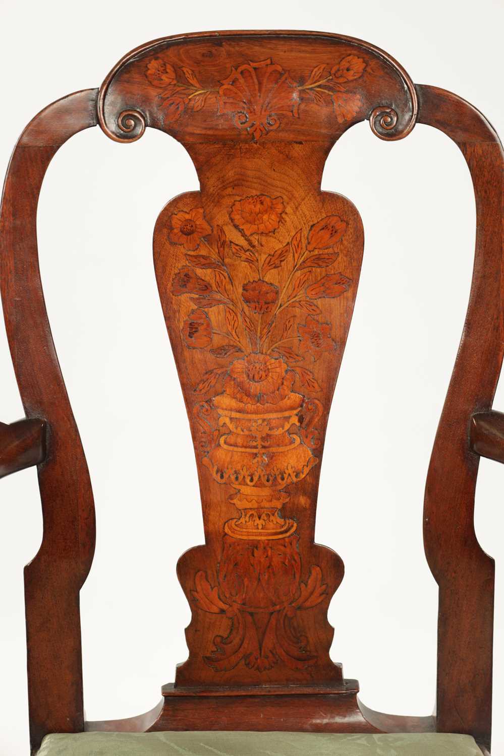 AN 18TH CENTURY WALNUT AND MARQUETRY INLAID ARM CHAIR - Bild 5 aus 10