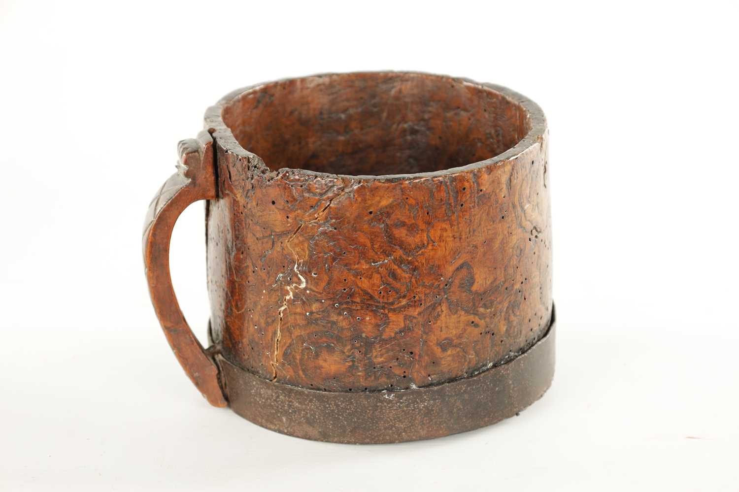 AN 18TH CENTURY SCANDINAVIAN BURR ELM AND IRON BOUND MUG - Image 6 of 7