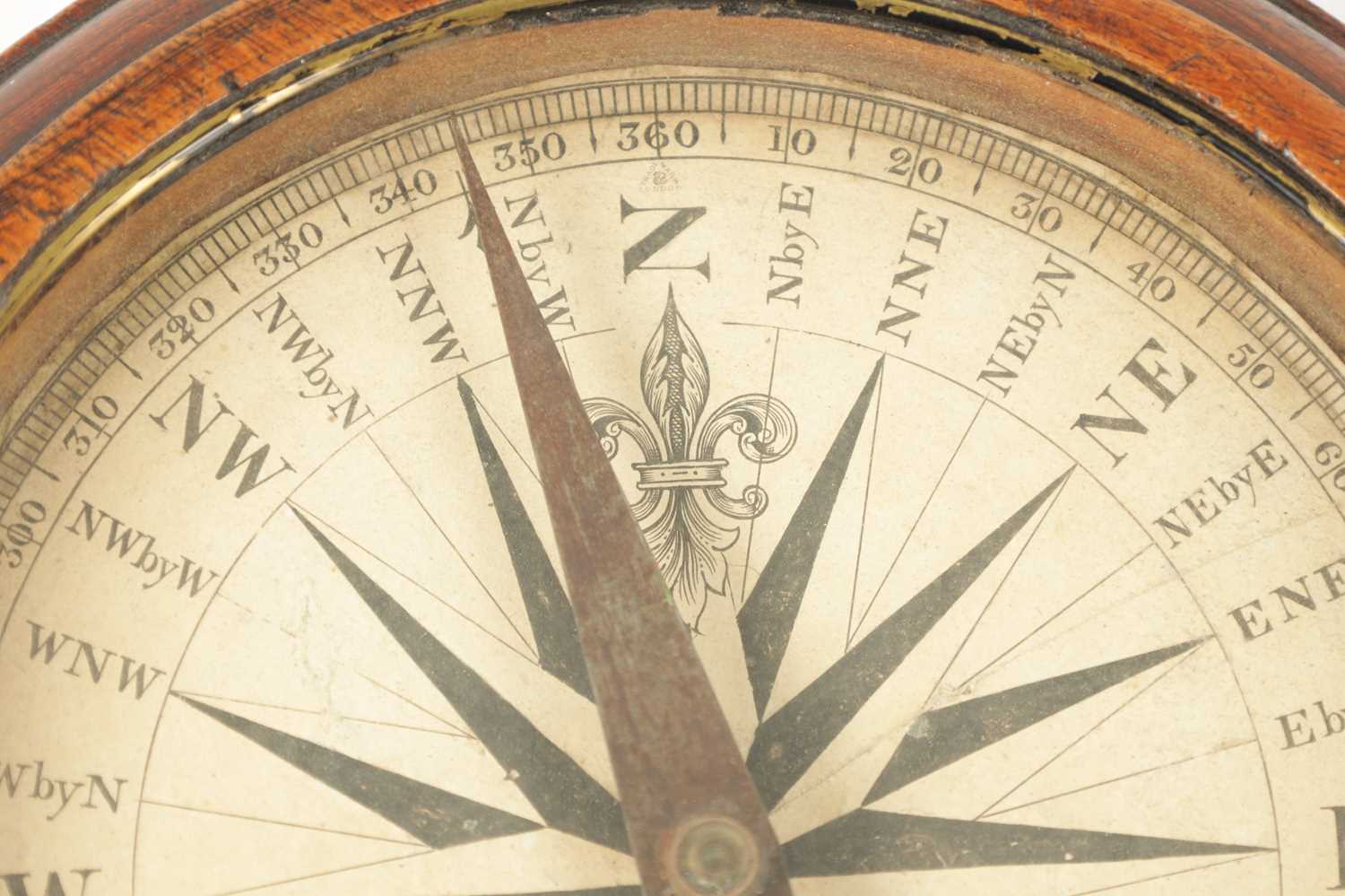 AN OVERSIZED GEORGE III MAHOGANY COMPASS - Image 2 of 4