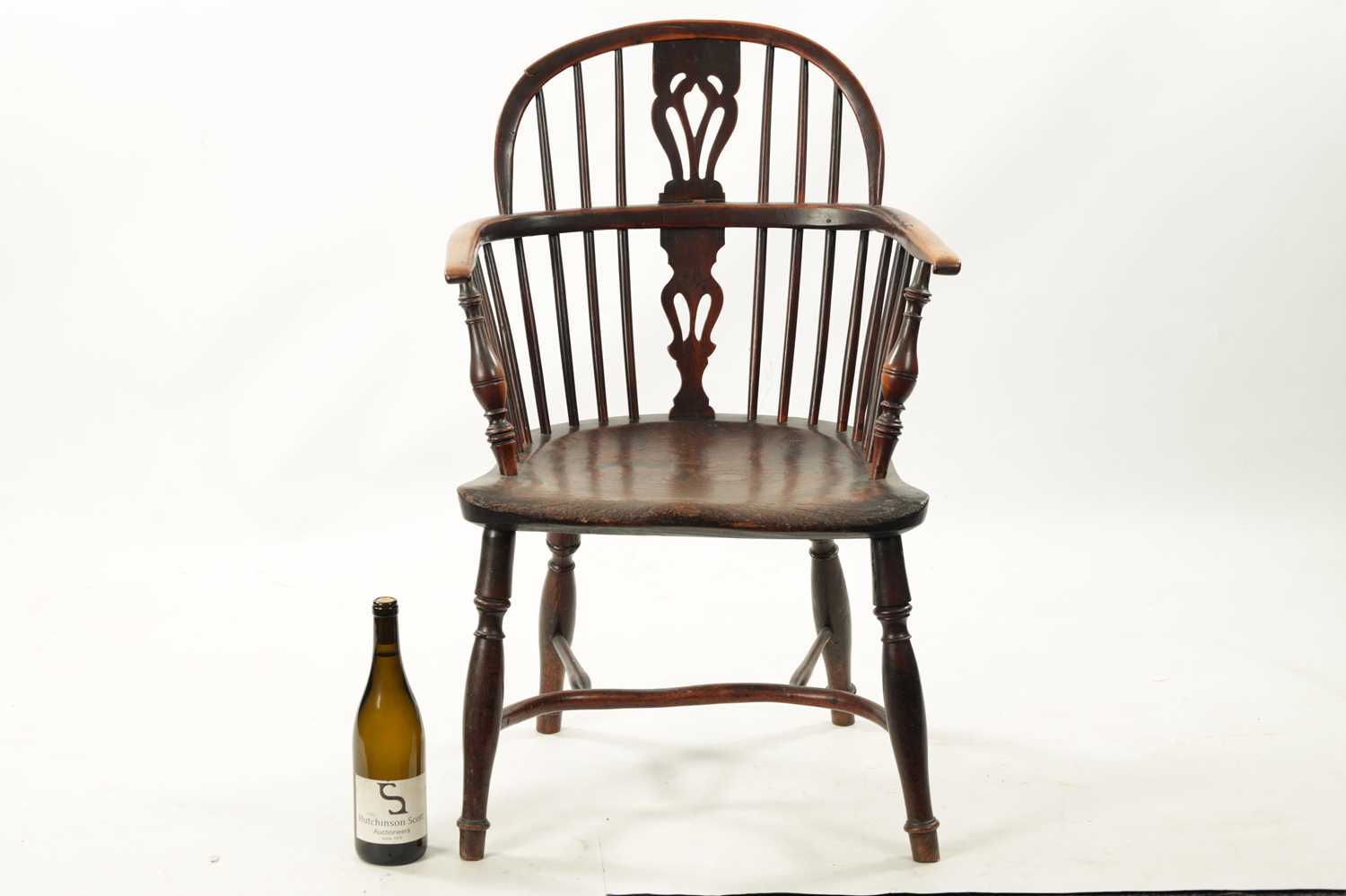 AN EARLY 19TH CENTURY YEW WOOD LOW BACK WINDSOR CHAIR - Image 3 of 6