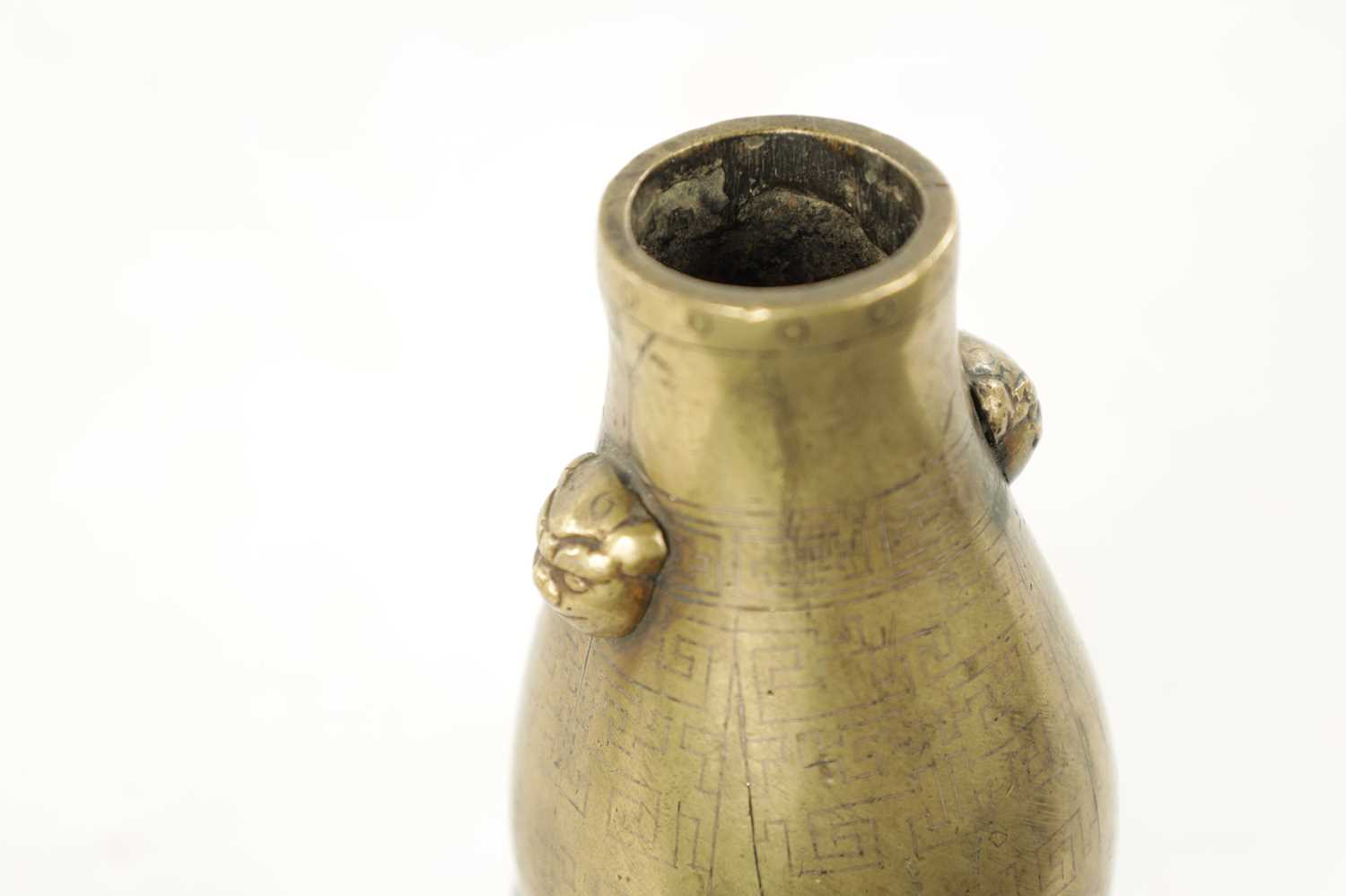 AN 18TH / 19TH CENTURY MINIATURE CHINESE BRONZE VASE - Image 2 of 20