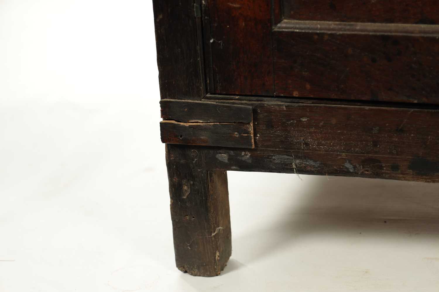 AN 18TH CENTURY OAK DUODARN - Image 6 of 9