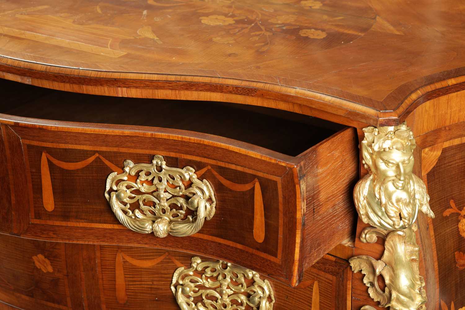 A FINE GEORGE II ENGLISH MARQUETRY COMMODE IN THE MANNER OF HENRY HILL - Image 15 of 23