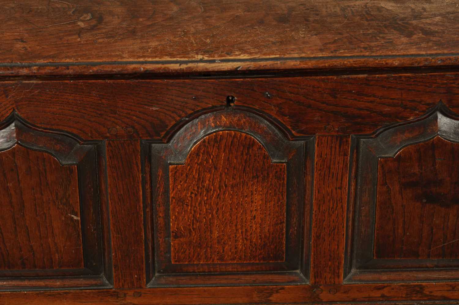 A MID 18TH CENTURY OAK WELSH COFFER BACH - Image 7 of 17
