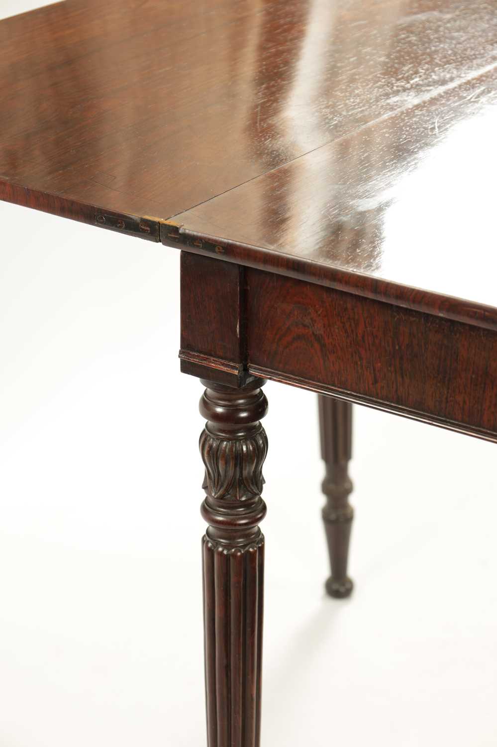 A REGENCY ROSEWOOD TEA TABLE IN THE MANNER OF GILLOWS - Image 8 of 8