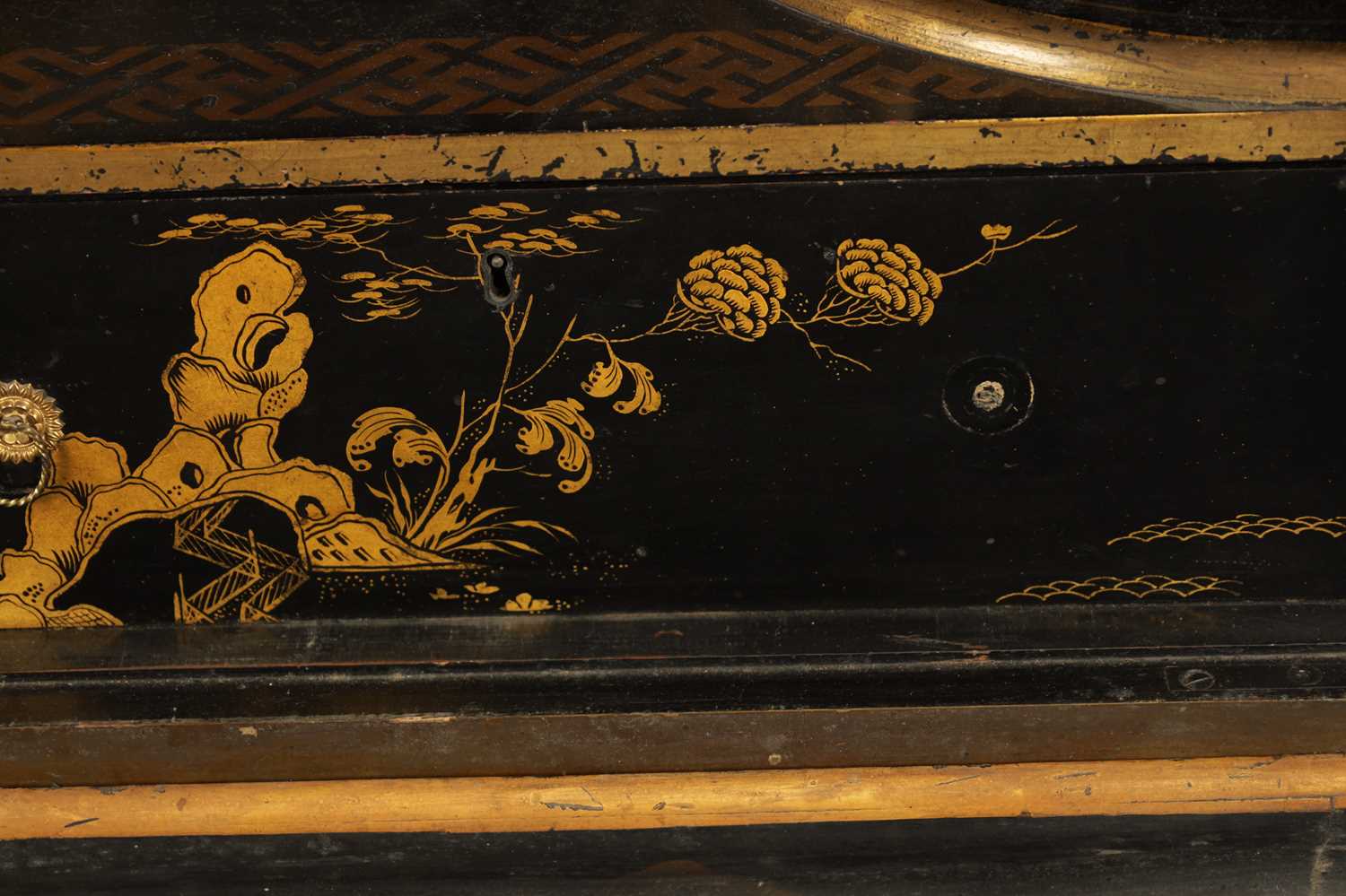 AN ENGLISH REGENCY CHINOISERIE DECORATED LACQUERWORK CABINET ON STAND - Image 6 of 9