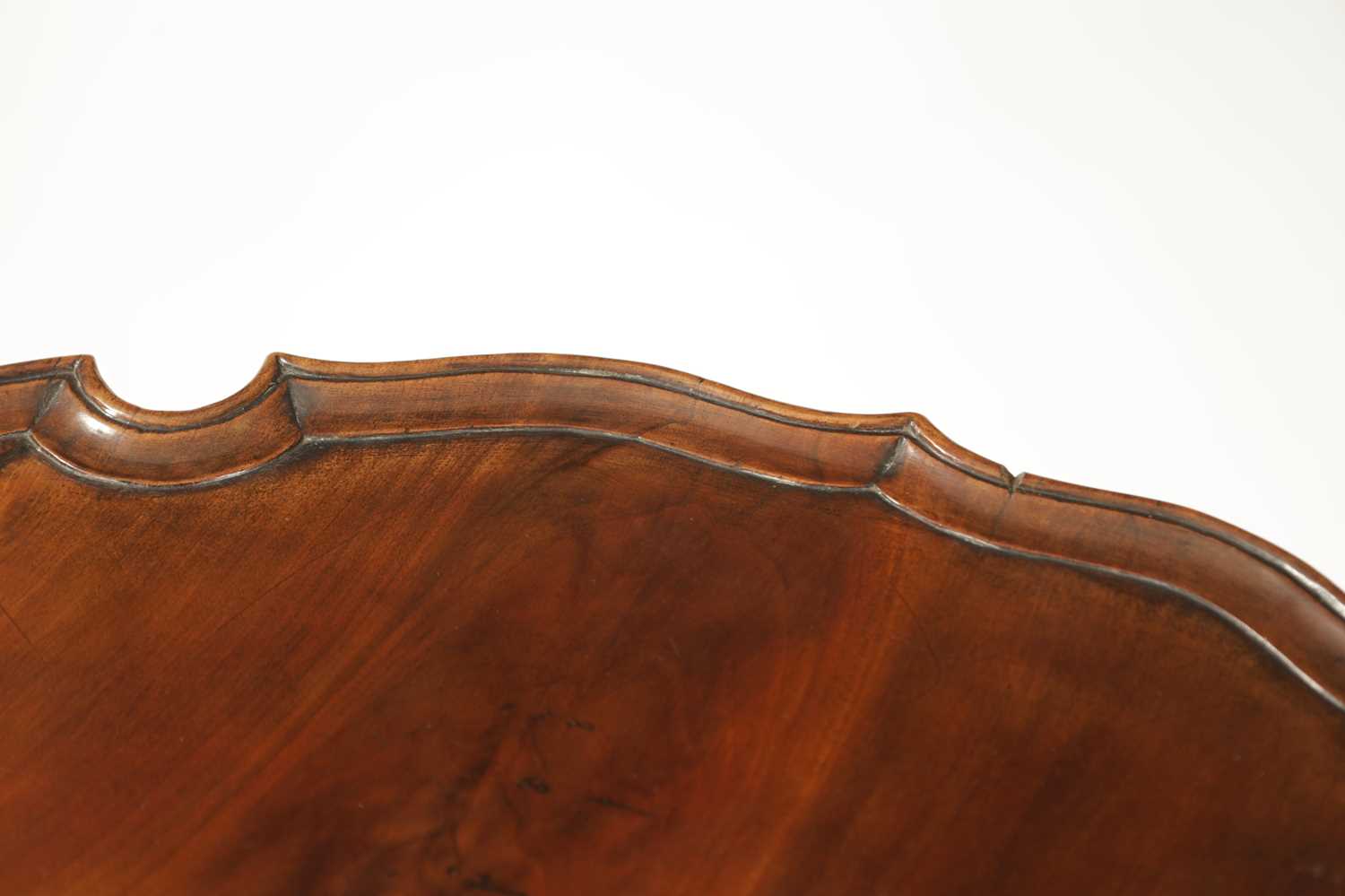 AN EARLY 19TH CENTURY MAHOGANY TILT TOP TABLE - Image 6 of 8