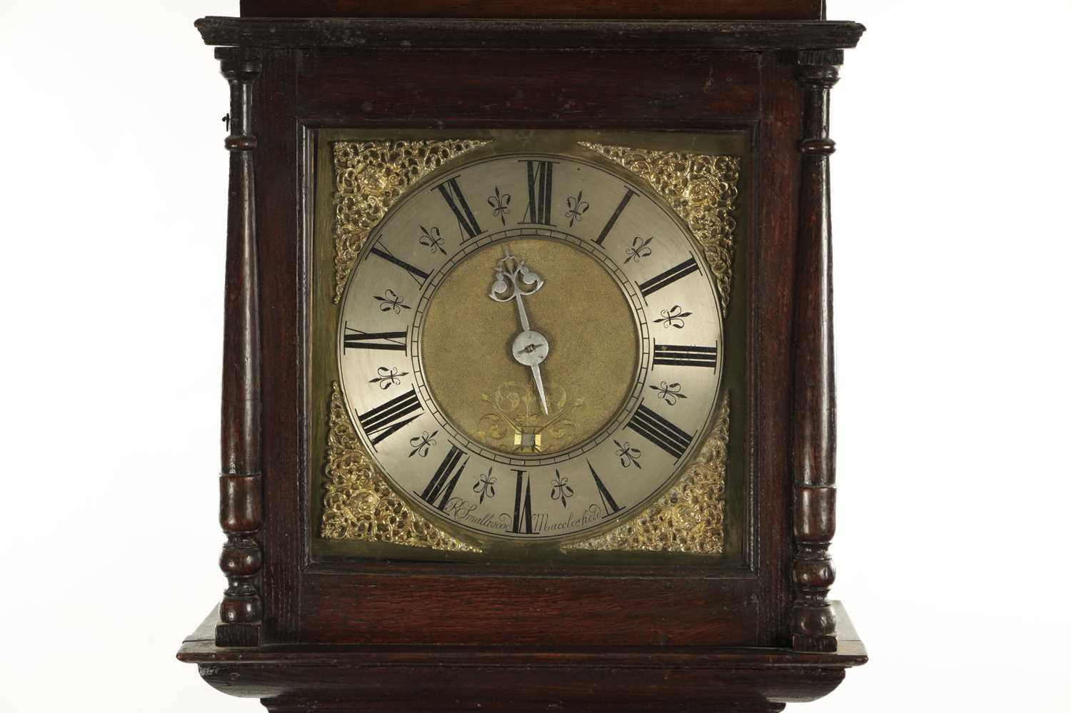 ROBERT SMALLWOOD, MACCLESFIELD. A GEORGE II OAK AND CROSSBANDED 30-HOUR LONGCASE CLOCK - Image 2 of 5