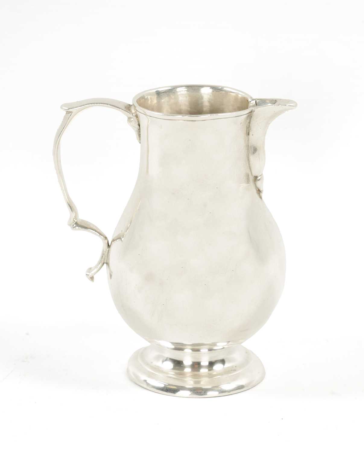 AN EARLY GEORGIAN SILVER CREAM JUG