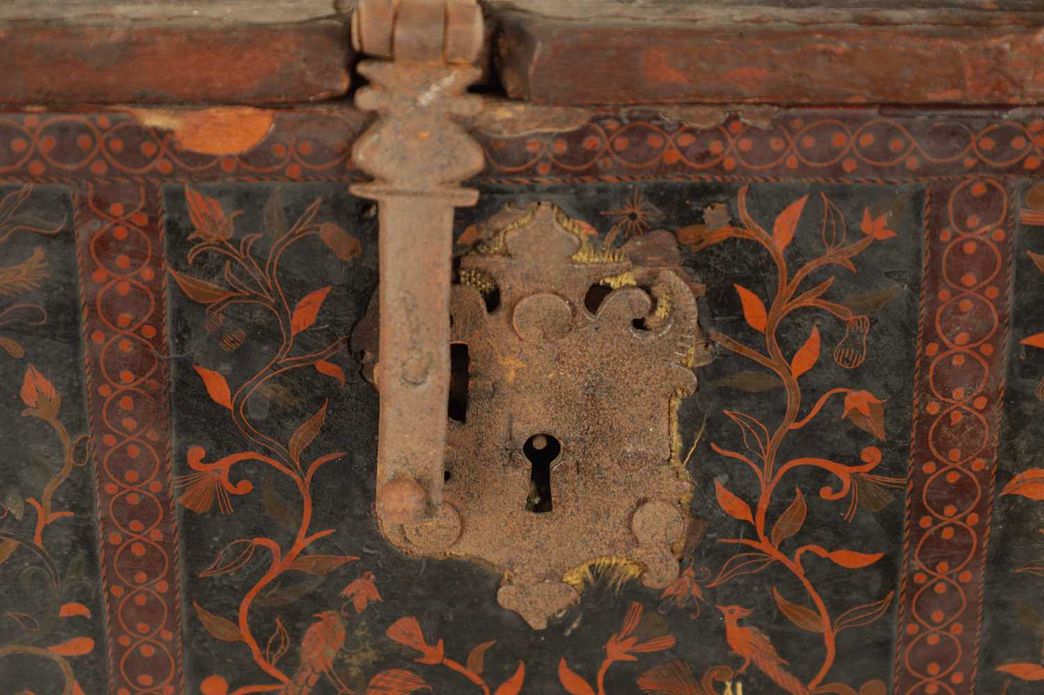 A RARE 17TH CENTURY INDIAN LACQUERWORK WOODEN BOX - Image 3 of 20