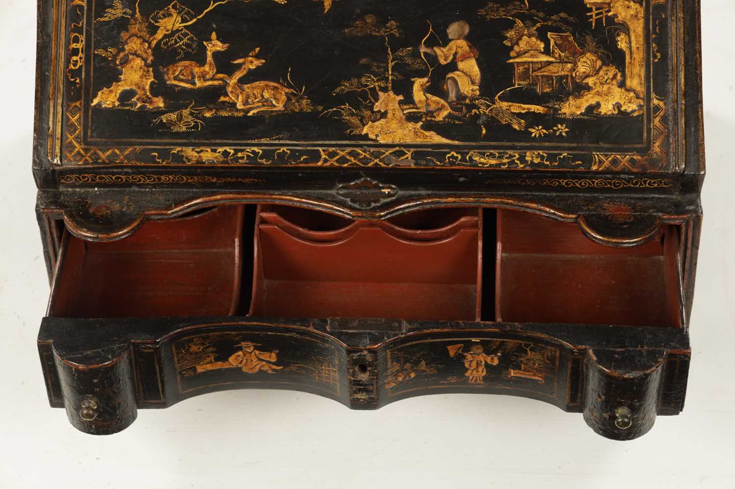 A FINE EARLY 18TH CENTURY CHINOISERIE DECORATED BLACK LACQUER TABLE BUREAU/MIRROR - Image 2 of 5