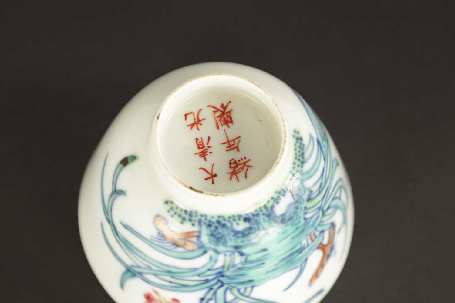 A SMALL CHINESE QING DYNASTY DOCAI PORCELAIN ORCHID FLOWER CUP - Image 5 of 9